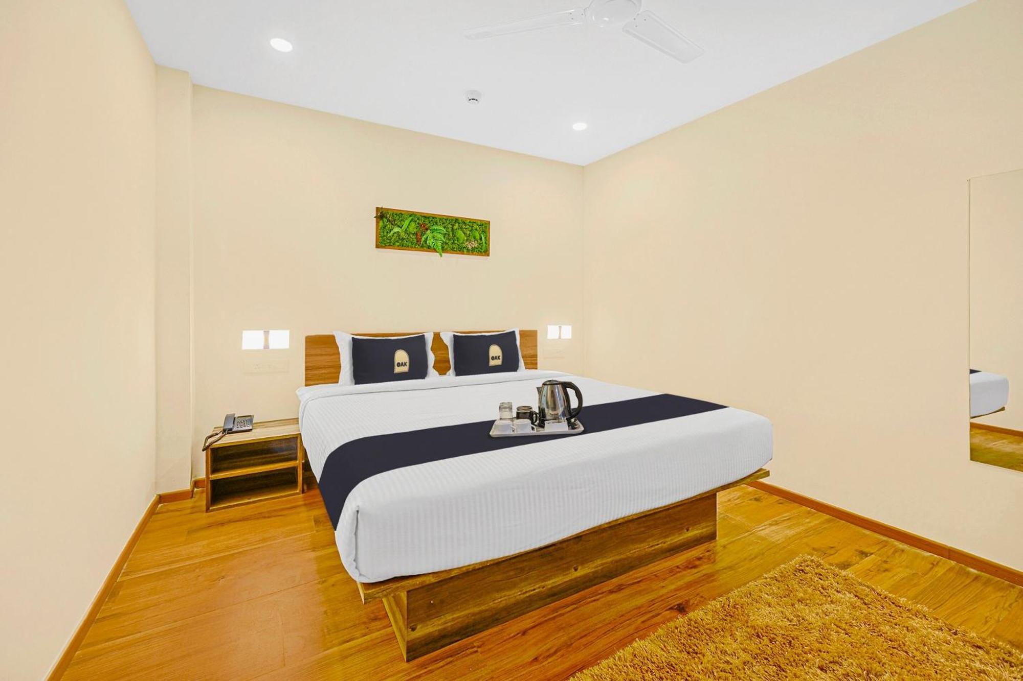 Super Townhouse Oak Hillside Aqua Hotel Khandagiri Exterior foto