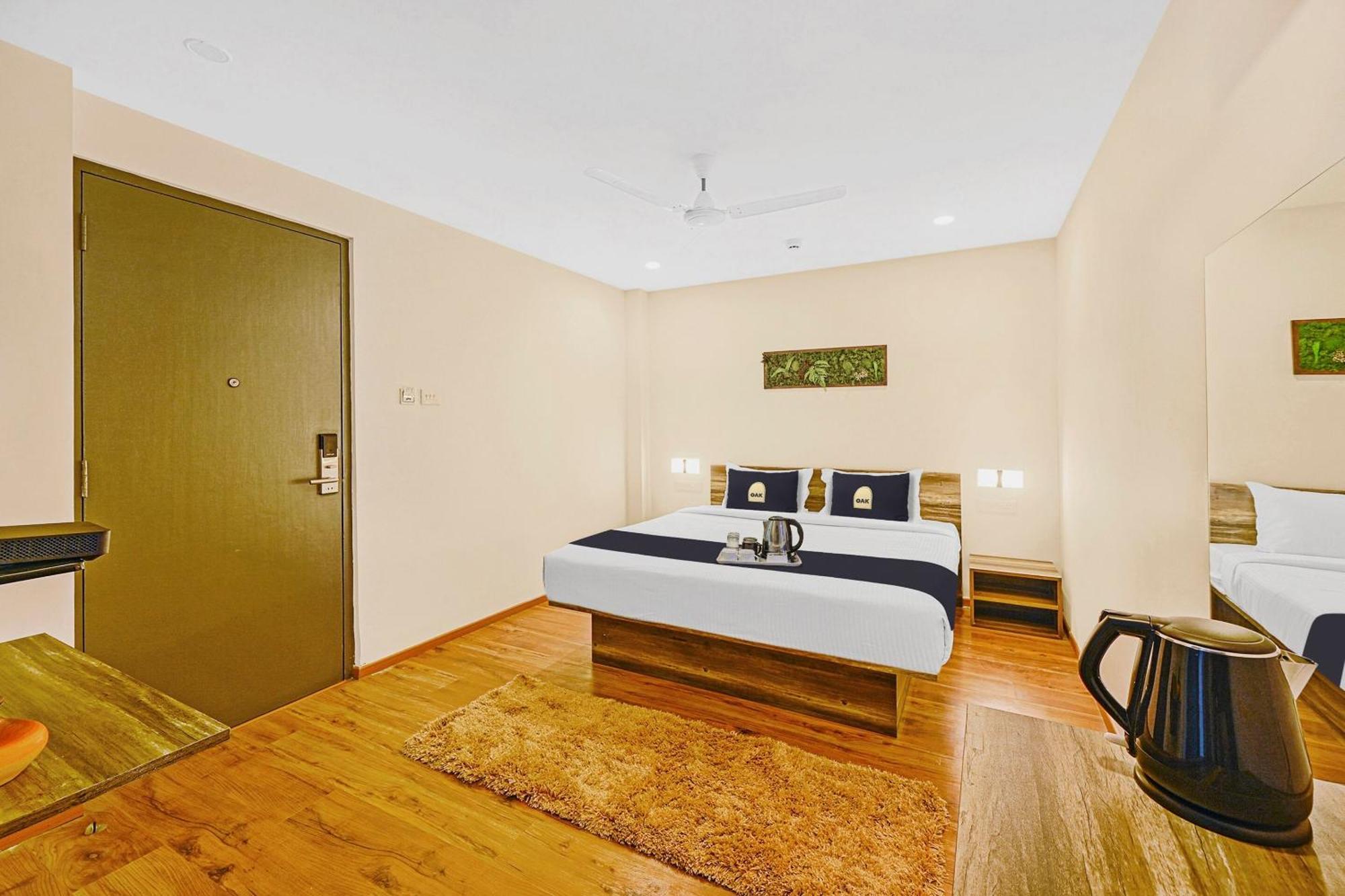 Super Townhouse Oak Hillside Aqua Hotel Khandagiri Exterior foto